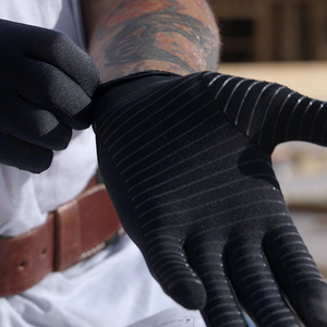 Full-finger compression glove that uses Smart Touch-Screen Technology so you can use your devices without removing your gloves.