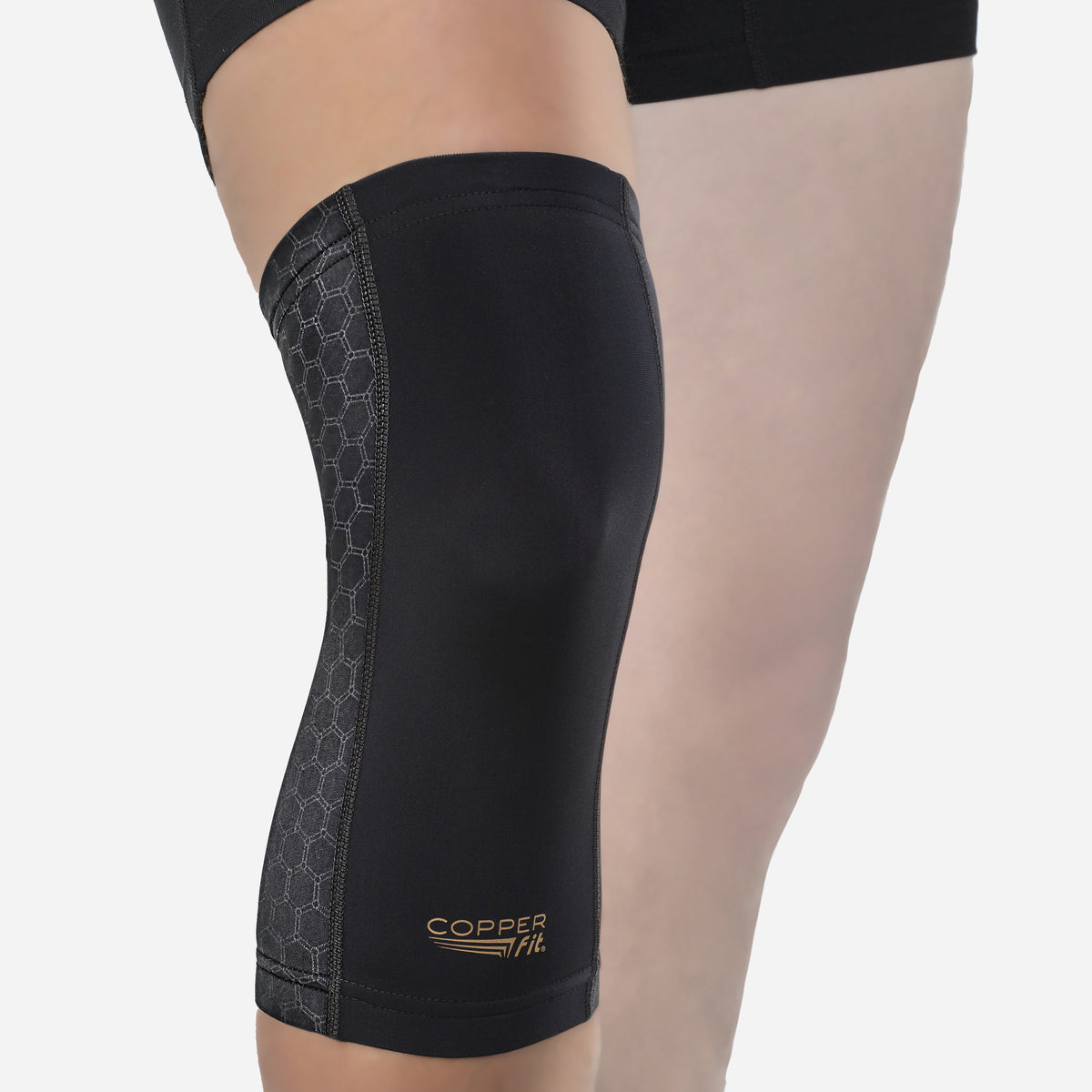 Tommie Copper Performance Compression Quad Sleeve Unisex Men & Women Sweat  Wicking Breathable Upper Leg Sleeve for Muscle Support & Recovery - Black -  X-Large