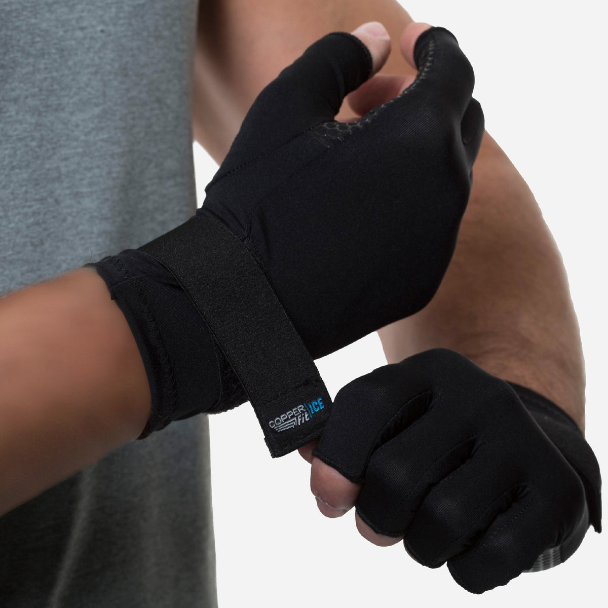 Copper Fit ICE Compression Gloves Infused with Menthol and Coq10 for  Recovery, Black Small/Medium Black